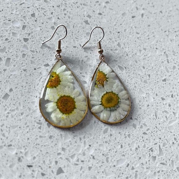 Bohemian Real Dry Drop-Shaped White Flower Earrings - Picture 7 of 12